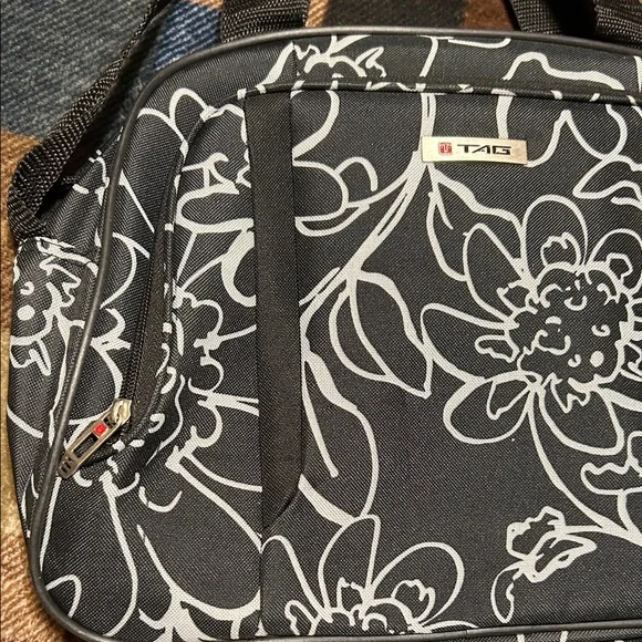 Tag Black and White Floral Laptop Bag - Picture 8 of 9